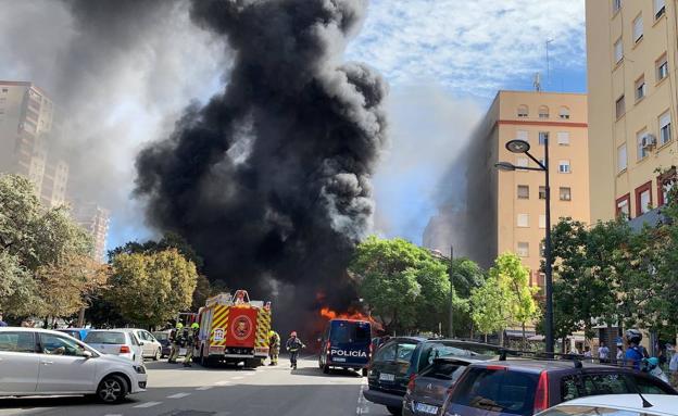 Un incendio en un autobús con 60 pasajeros obliga a cortar el tráfico en Benissa