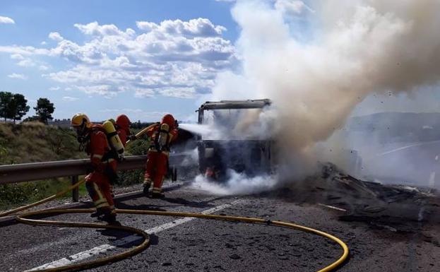 El incendio de un camión y otro accidente en la A-7 causan varios kilómetros de retenciones