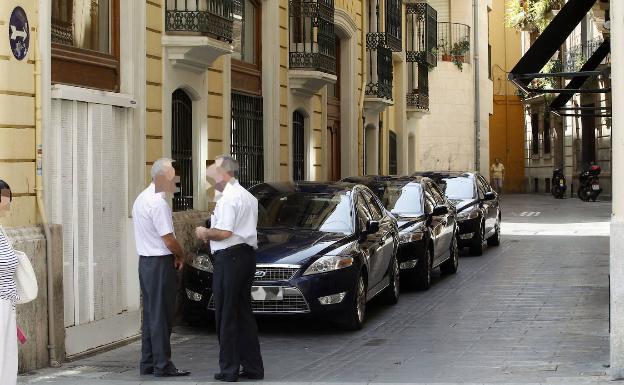 El Consell pone coto al descontrol en el uso de los coches oficiales