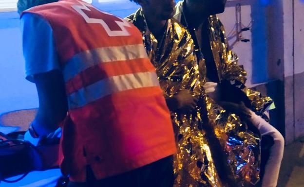 Interceptados tres inmigrantes en una patera en Alicante y se busca a siete más