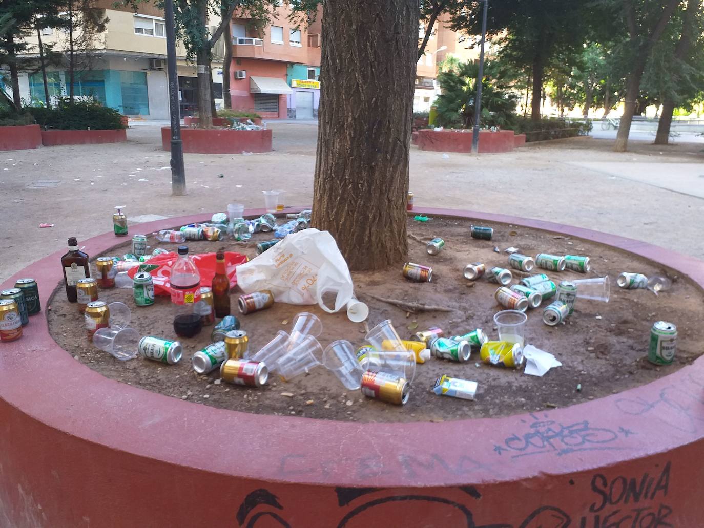 La limpieza del botellón en Valencia cuesta más de 6.000 euros de media diaria