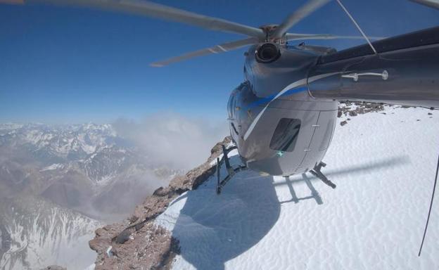 Un helicóptero llega por primera vez a la cima del Aconcagua y marca un récord histórico