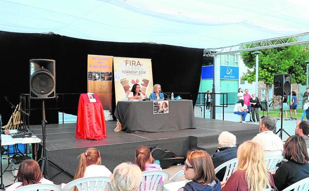 La plaza Unión Musical de Torrent se llena de literatura y actividades culturales