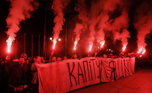 Protestas en Ucrania ante el acuerdo para unas elecciones en el este rebelde del país