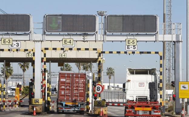 La falta de Guardia Civil en el puerto de Valencia causa esperas de horas en las salidas de camiones