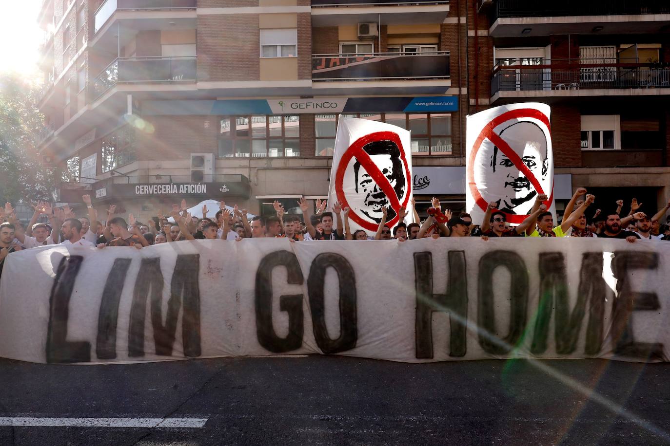 La afición del Valencia CF con pancartas a las puertas de Mestalla