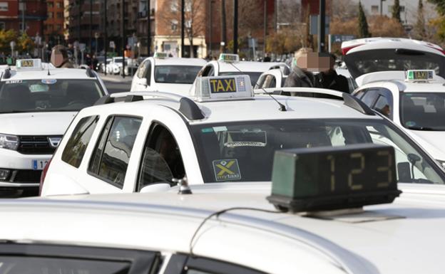 Pide droga a un taxista, le fractura un ojo y es atrapado por otros conductores en Valencia