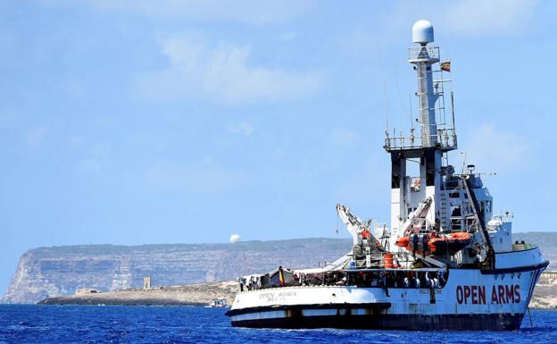 El Open Arms rescata a 40 migrantes en el Mediterráneo