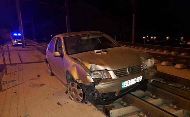 Un conductor impacta su vehículo contra tres árboles, se da a la fuga y acaba volcado en la plataforma del tranvía