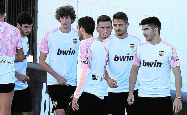 Carlos Soler y Gameiro alegran la mañana a Celades