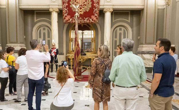 Los valencianos rinden culto a la Real Senyera