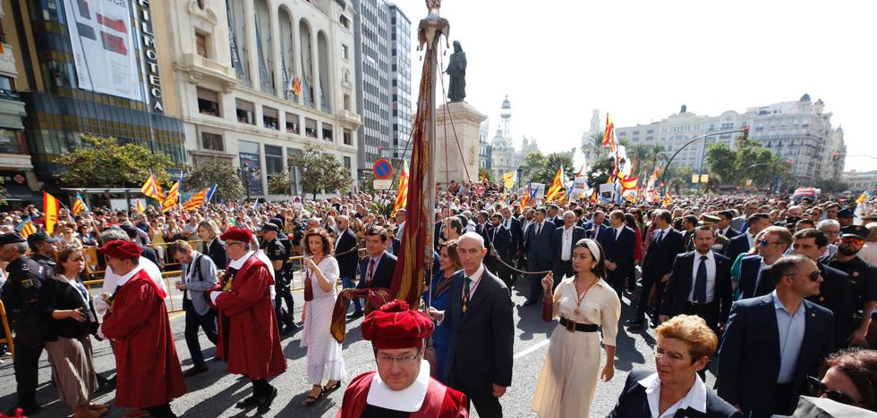 Los aplausos ganan en la procesión cívica