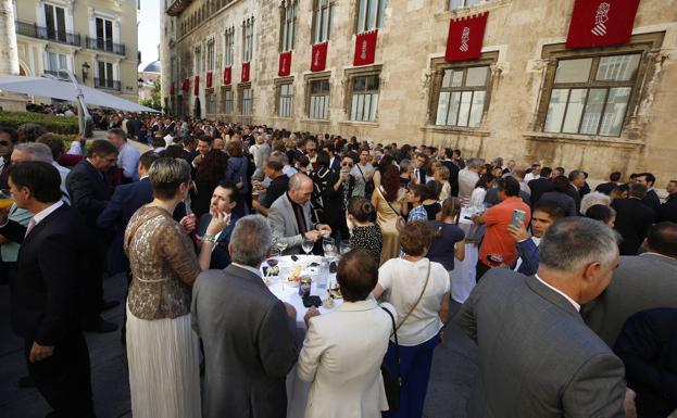 Paella, sol y corrillos en un 9 d'Octubre preelectoral