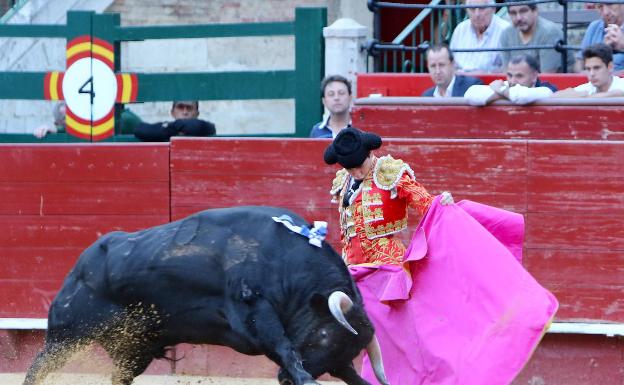 Miguelito y Molina cortan oreja en Valencia