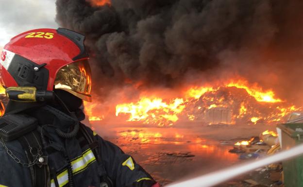 Extinguido el incendio declarado en una planta de reciclaje de palets en Betxí