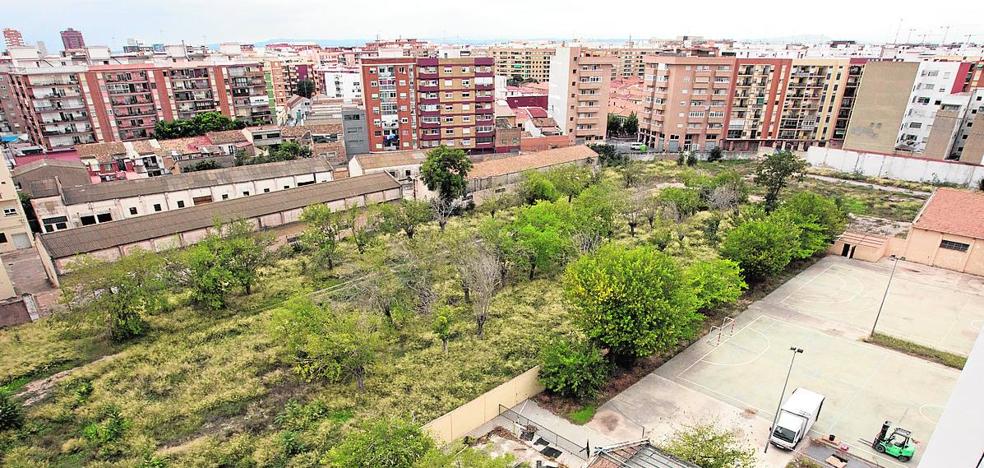 El derribo de un cuartel de la calle San Vicente se inicia tras 16 años de negociaciones con el Gobierno