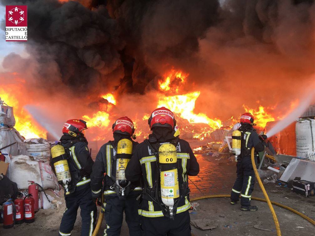 Incendio industrial en una empresa de reciclaje de palés en Betxí