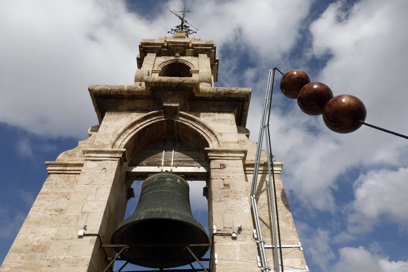 Un telégrafo óptico portuario de hace 180 años se instala en lo alto del Micalet