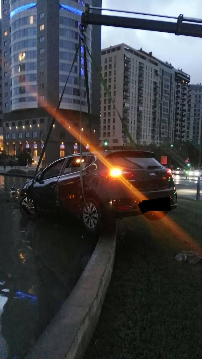 Un conductor que da positivo en alcohol empotra su coche en la rotonda del Palacio de Congresos de Valencia