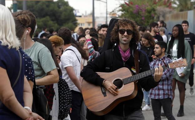 Largas colas en Feria Valencia para el casting de 'Operación Triunfo'