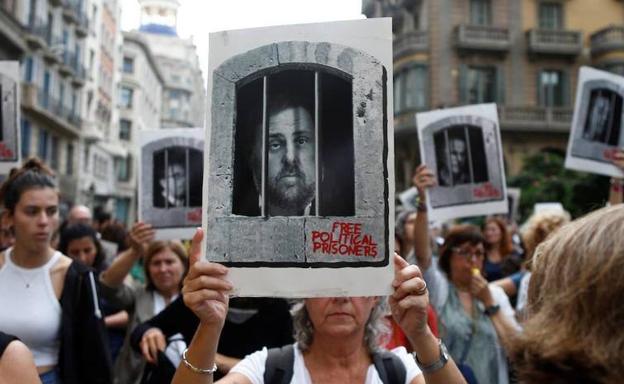 Cientos de independentistas salen a la calle en Valencia