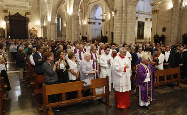 La catedral, abarrotada para despedir al capellán celador del Santo Cáliz