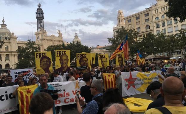 Despliegan una bandera de España en una manifestación en la plaza del Ayuntamiento de Valencia