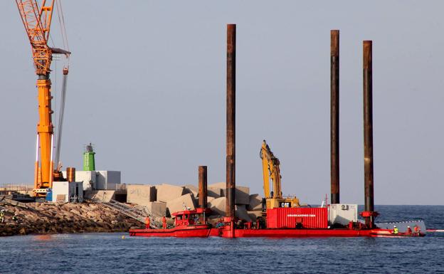 Una plataforma flotante toma el puerto de Dénia tras la retirada de casi toda la parte visible del ferry encallado