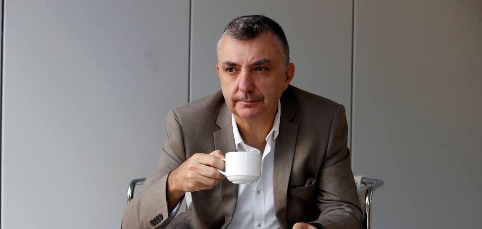 Manuel Vilas: «La alegría es más poderosa que la felicidad»