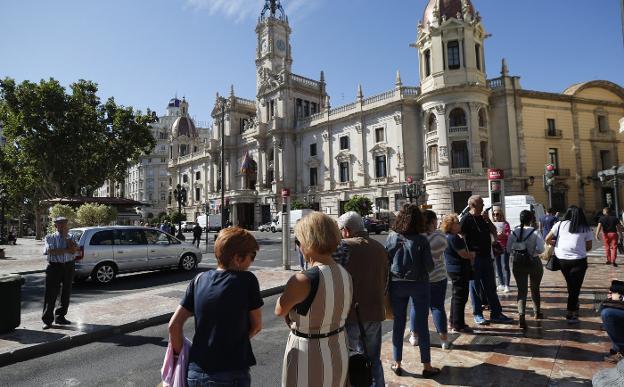 Los vecinos rechazan el autobús lanzadera de la EMT que llegará a la plaza del Ayuntamiento