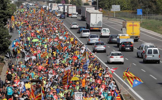 Los camioneros valencianos paran su actividad por miedo a sufrir sabotajes