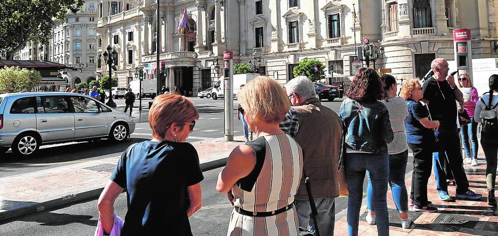 Los vecinos rechazan el autobús lanzadera de la EMT que llegará a la plaza del Ayuntamiento
