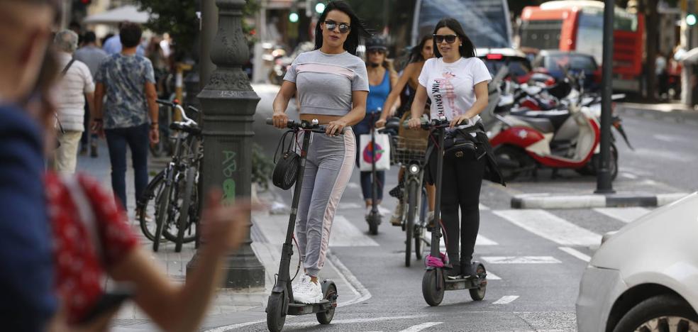 Bicicletas, patinetes y carga y descarga sí podrán circular por la plaza del Ayuntamiento de Valencia