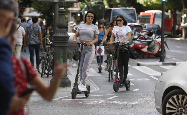 Bicicletas, patinetes y carga y descarga sí podrán circular por la plaza del Ayuntamiento de Valencia