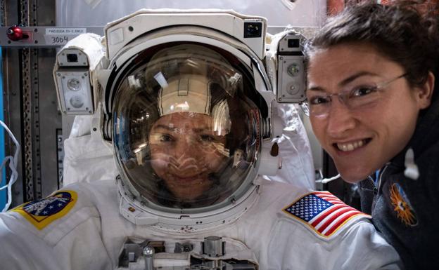 Dos mujeres caminan juntas por el espacio por primera vez