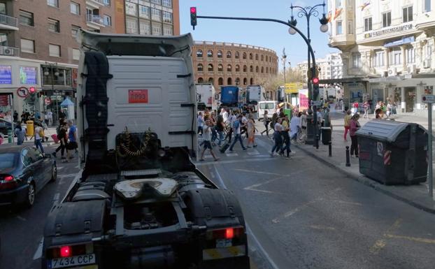 Una marcha lenta de 200 camiones recorre el centro de Valencia