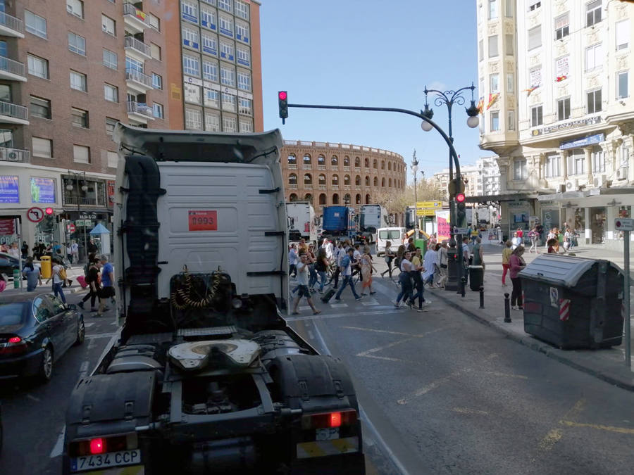 Una marcha lenta de 200 camiones recorre el centro de Valencia