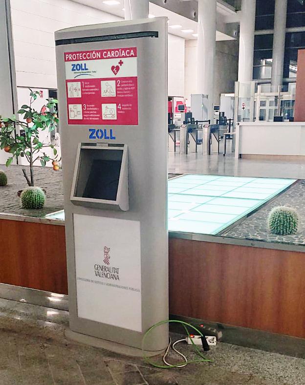 Las pilas del desfibrilador fallido eran incompatibles con el aparato