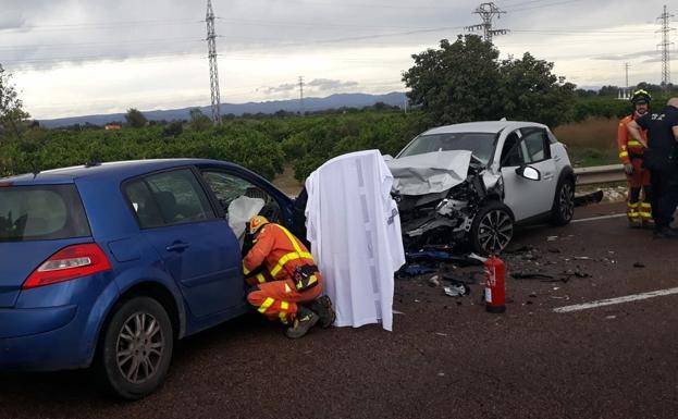 Un muerto y dos heridos en una colisión frontal en la CV-41 en Carcaixent