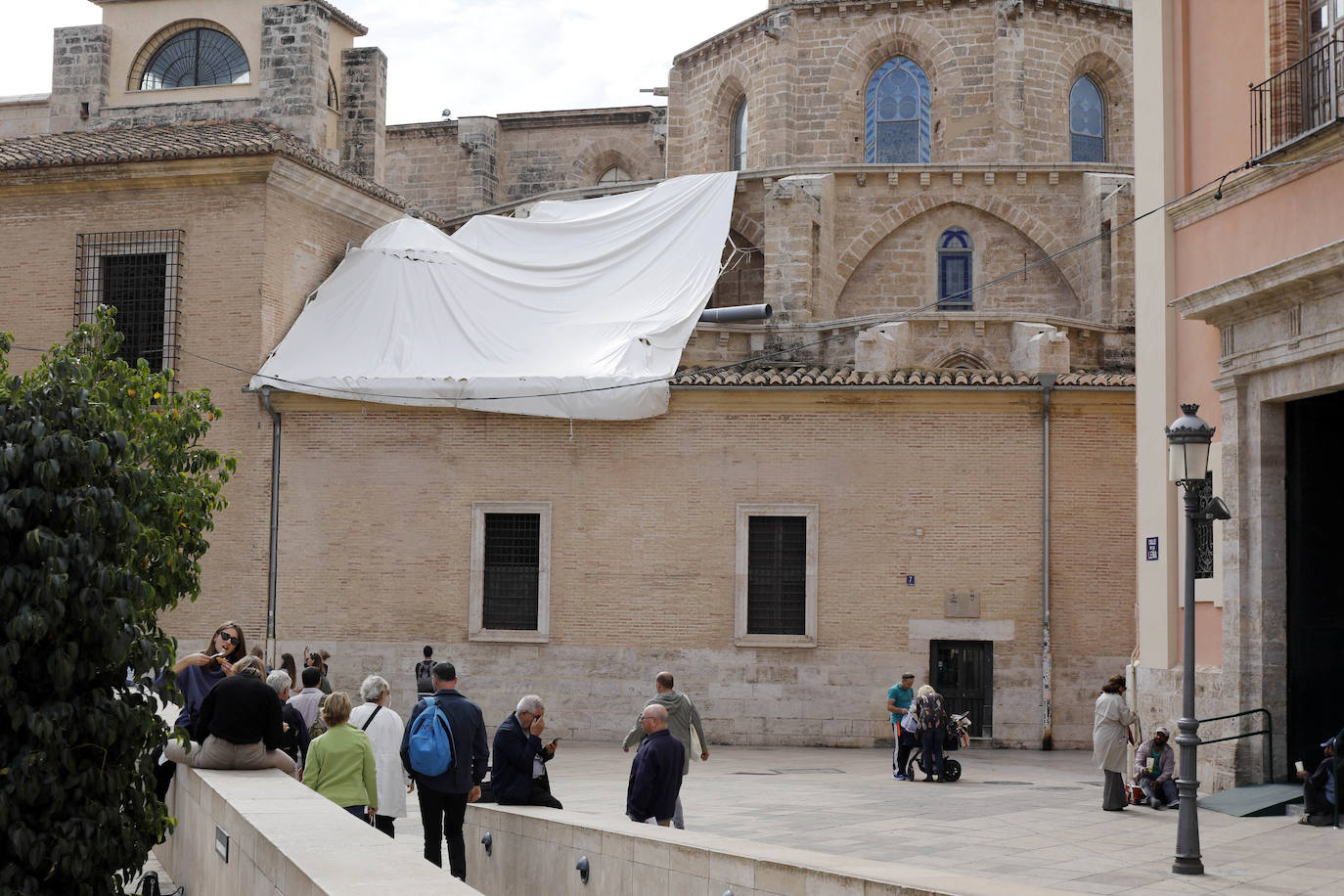 Así se encuentra la fachada lateral de la Catedral de Valencia