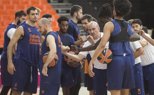 El vestuario taronja vuelve a blindarse para salvar el proyecto de Ponsarnau