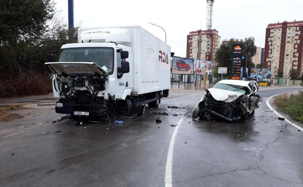 Tres heridos al chocar un coche y un camión en la Pobla de Farnals