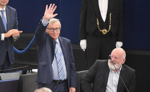Juncker se despide de la Eurocámara llamando a «defendernos de nacionalismos estúpidos y limitados»
