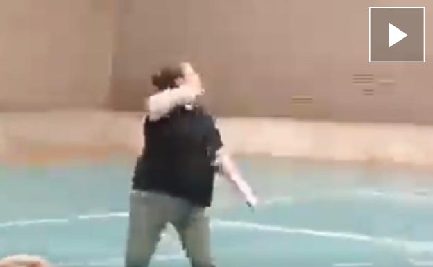 Una mujer arrincona y amenaza con rajar el cuello a un árbitro en un partido cadete