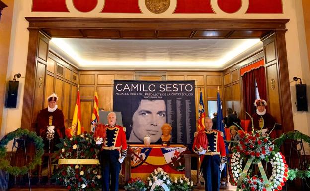 Cientos de admiradores despiden a Camilo Sesto en Alcoy