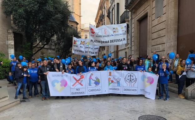 Las protestas de las familias con niños autistas cumplen un año y siguen sin respuesta