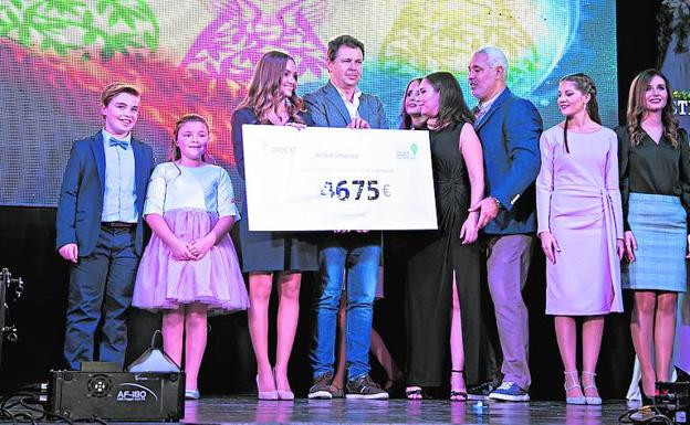 El desfile solidario de Barrio Beteró recauda 5.000 euros para luchar contra el cáncer