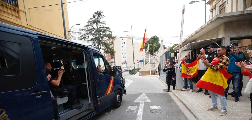 Policías nacionales de Valencia en Cataluña: «Ha sido como estar en la guerra»