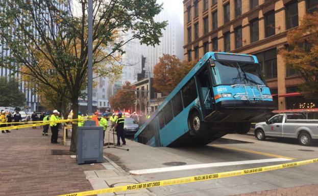 Un enorme socavón se traga un autobús en Pittsburgh