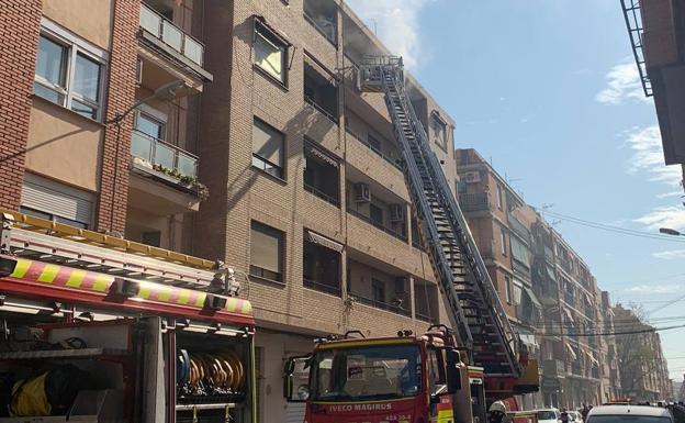 Una niña y una mujer, heridas en el incendio de un edificio en Valencia